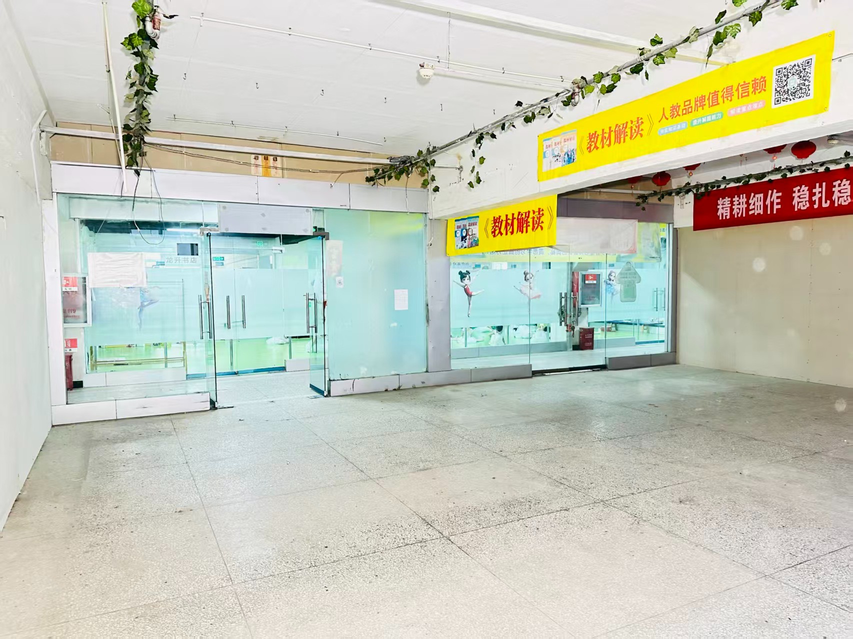 辛店步行街提供写字楼、商铺、展示空间、直播间等多种面积选择，满足企业办公、研发、展示、运营等多元需求。