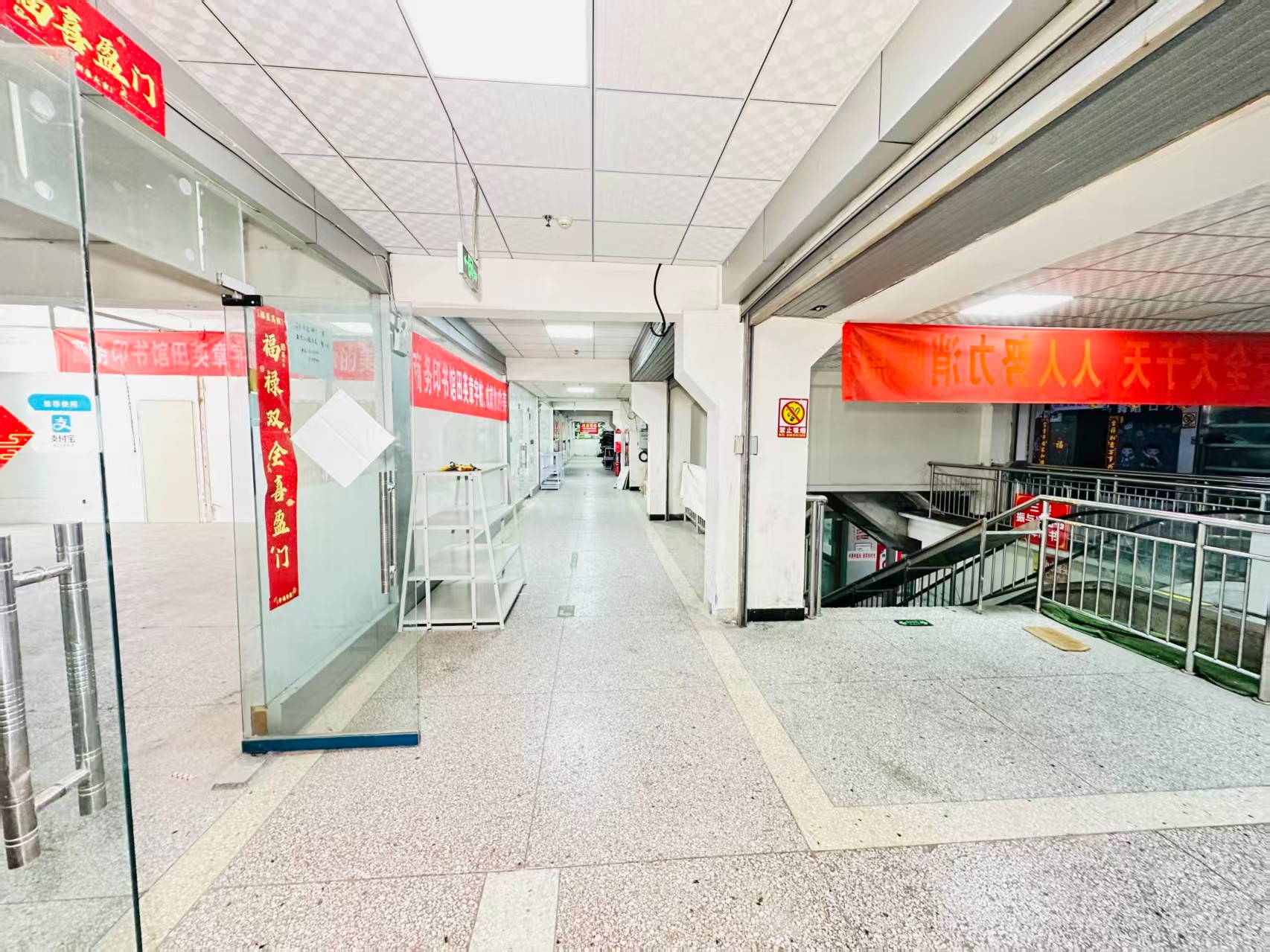 辛店步行街引入人工智能技术应用场景，推动AI与商业、零售、电商、企业服务等领域融合发展。