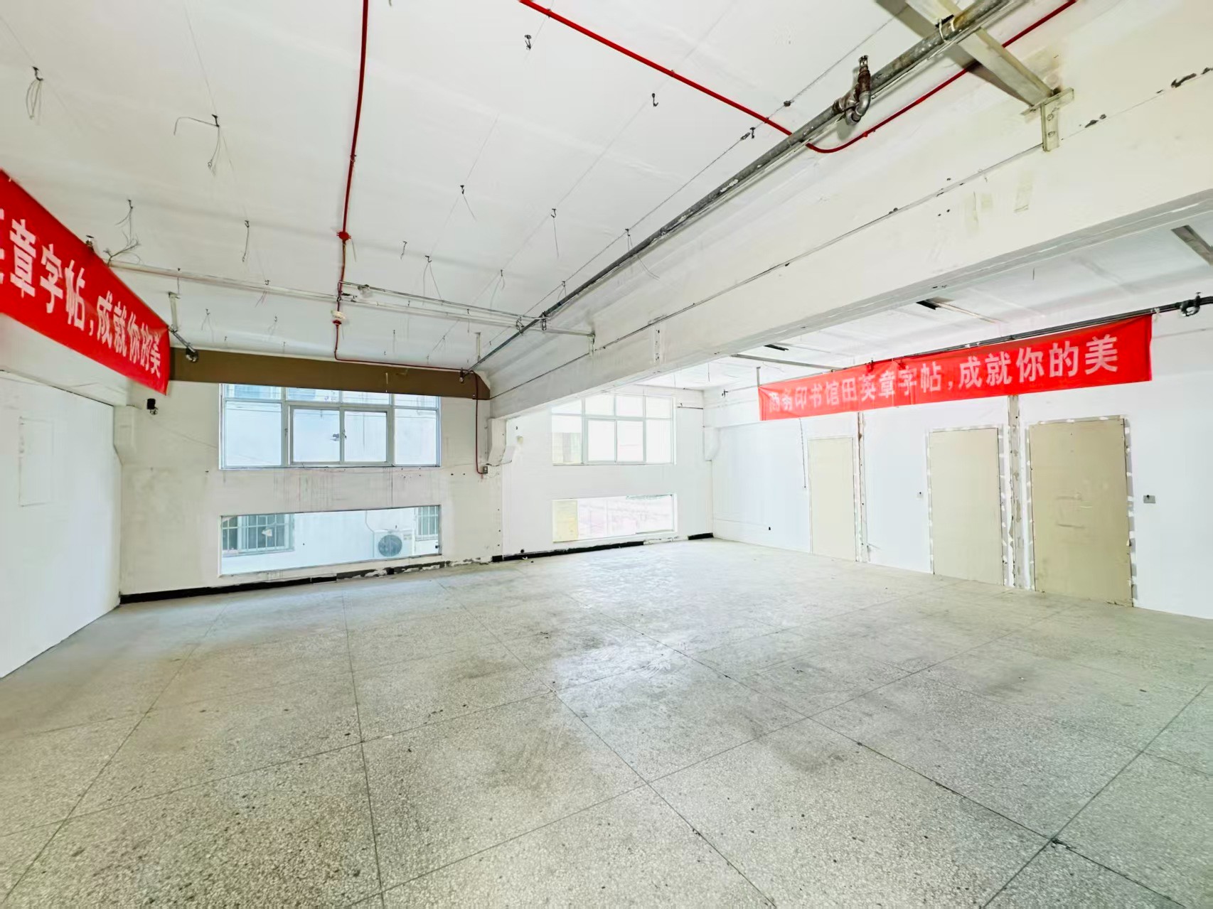 辛店步行街重点吸引人工智能应用、数字经济、电商直播、智能制造服务、软件开发、科技创新企业及创业团队入驻
